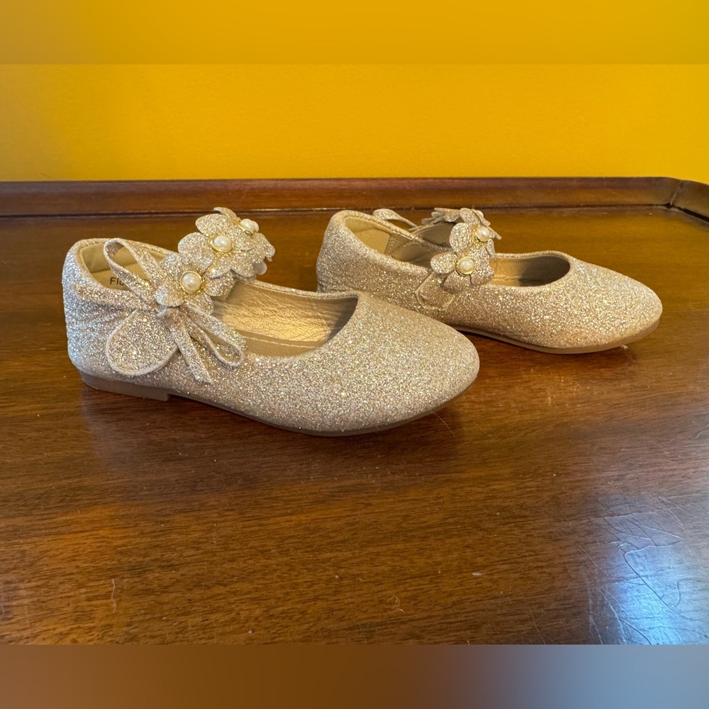 Pandaninjia Toddler Girl Size 7 Glittery Gold Dress Shoes With Velcro Closure
